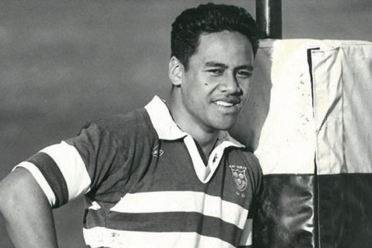 En el Wesley College, Lomu integró el plantel de rugby del First XV. Poco después, se unió al equipo que participó en el campeonato Nacional Provincial de los Condados de Manukau (NPC); entre 1991 y 1992 integró la Selección M17 de Nueva Zelanda y, entre 1992 y 1993, formó parte del combinado de las escuelas secundarias de su país. En el Wesley College, Lomu integró el plantel de rugby del First XV. Poco después, se unió al equipo que participó en el campeonato Nacional Provincial de los Condados de Manukau (NPC); entre 1991 y 1992 integró la Selección M17 de Nueva Zelanda y, entre 1992 y 1993, formó parte del combinado de las escuelas secundarias de su país.
