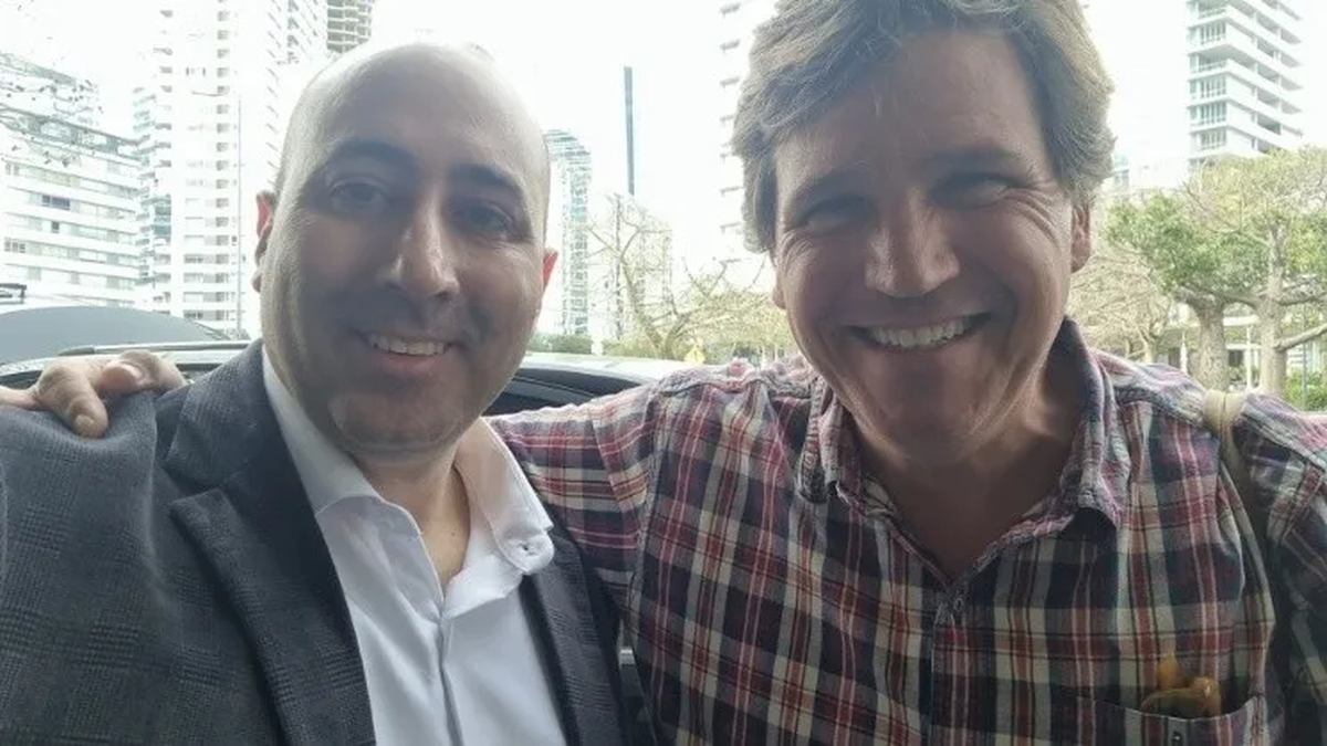Fernando Cerimedo junto a Tucker Carlson tras su llegada a Argentina. Fernando Cerimedo junto a Tucker Carlson tras su llegada a Argentina.
