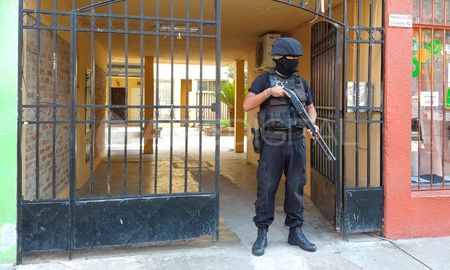 Con las primeras luces del día, el personal policial irrumpió en el monoblock de calle Regimiento 12 de Infantería. Con las primeras luces del día, el personal policial irrumpió en el monoblock de calle Regimiento 12 de Infantería.