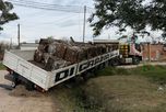 El vehículo de gran porte intentó realizar un desvío por las obras del puente Carretero y terminó atrapado en una calle de tierra de Varadero Sarsotti. El vehículo de gran porte intentó realizar un desvío por las obras del puente Carretero y terminó atrapado en una calle de tierra de Varadero Sarsotti.