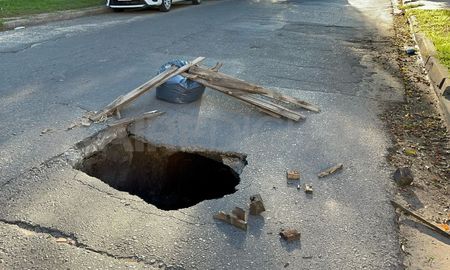 El socavón está ubicado en inmediaciones de Mariano Comas y Pasaje Rodríguez, a metros de Bulevar Pellegrini. El socavón está ubicado en inmediaciones de Mariano Comas y Pasaje Rodríguez, a metros de Bulevar Pellegrini.