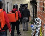 Imagen ilustrativa. La recreación muestra un operativo policial con agentes caracterizados como repartidores de delivery para representar la modalidad utilizada durante el allanamiento realizado en Rosario. Imagen ilustrativa. La recreación muestra un operativo policial con agentes caracterizados como repartidores de delivery para representar la modalidad utilizada durante el allanamiento realizado en Rosario.