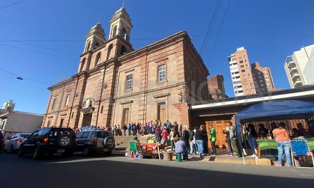 devocion por san expedito en santa fe: cientos de fieles se acercaron a pedir y agradecer devocion por san expedito en santa fe: cientos de fieles se acercaron a pedir y agradecer