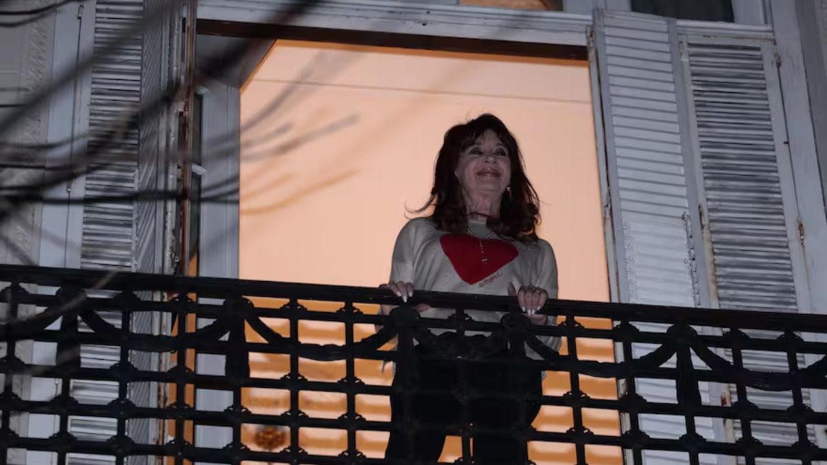 El Tribunal Oral Federal 2 resolvió modificar el régimen de visitas a la expresidenta Cristina Fernández de Kirchner. 