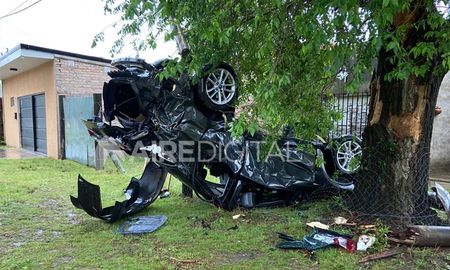 El vehículo quedó incrustado en el alambrado. Por fortuna, no hubo heridos de gravedad. El vehículo quedó incrustado en el alambrado. Por fortuna, no hubo heridos de gravedad.
