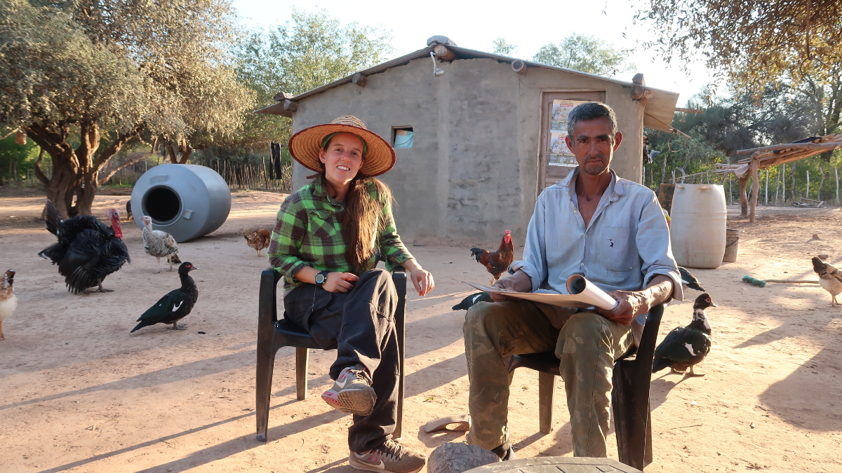 Lucero Corrales junto a pobladores del Gran Chaco argentino que se suman a la cruzada ambiental.