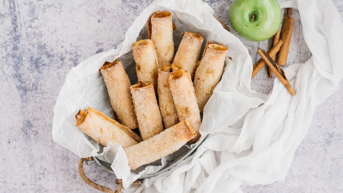 La receta sencilla para hacer rollitos de manzana y canela con pan de molde.