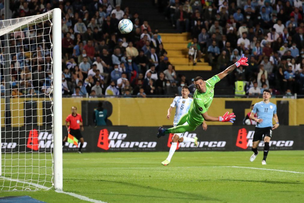 Fernando Muslera observa cómo la pelota ingresa en su arco luego de la definición de Ángel Di María.