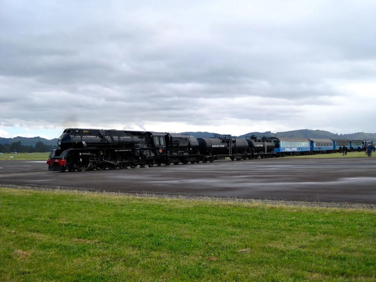 La propia torre de control del aeropuerto autoriza a los trenes a cruzar la pista. Esto requiere altos niveles de coordinación y estrictas medidas de seguridad para evitar colisiones entre las aeronaves y los trenes. La propia torre de control del aeropuerto autoriza a los trenes a cruzar la pista. Esto requiere altos niveles de coordinación y estrictas medidas de seguridad para evitar colisiones entre las aeronaves y los trenes.