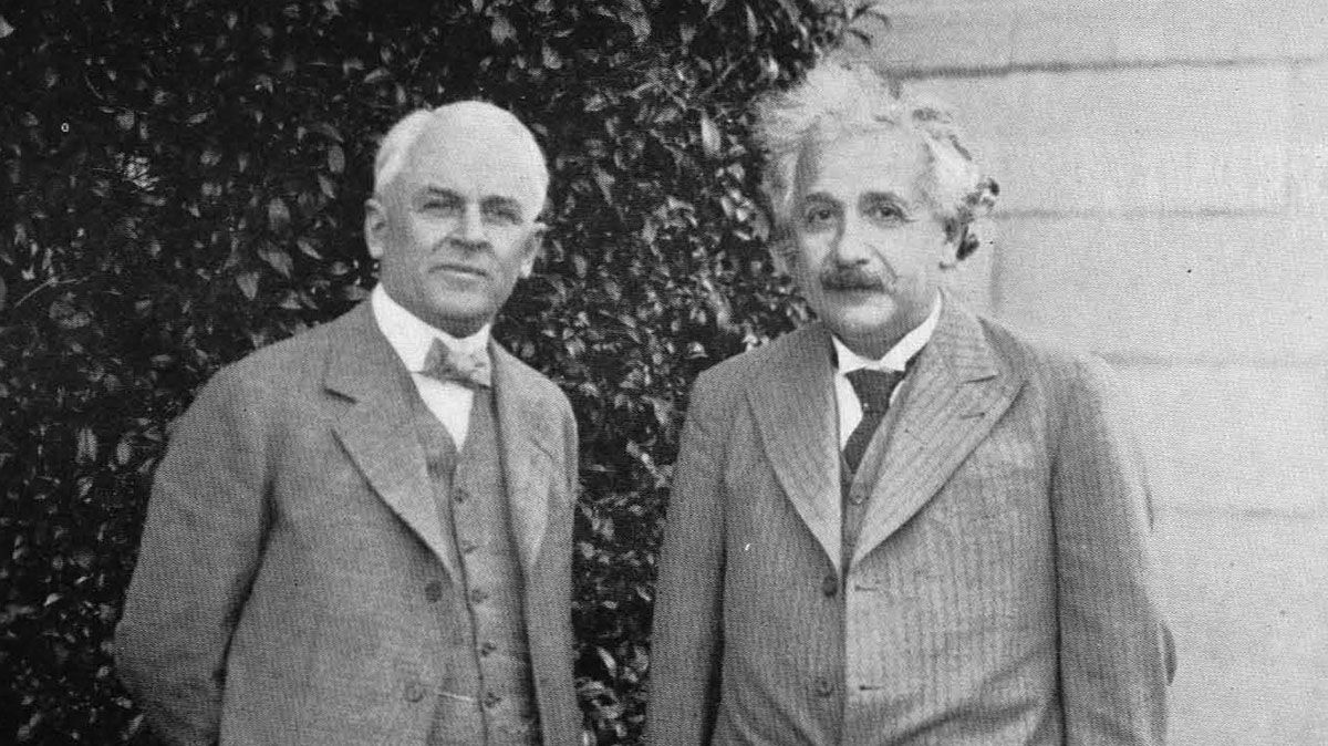 Robert Millikan y Albert Einstein. Millikan&nbsp;pasó casi diez años tratando de demostrar que la teoría de Einstein sobre el efecto fotoeléctrico no era correcta