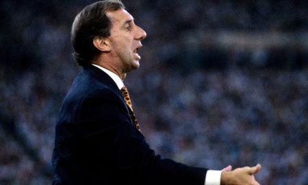 El Narigón llevó a la Selección Argentina a ganar el Mundial de México 1986 y en Italia 1990 se quedó con la medalla de plata. El Narigón llevó a la Selección Argentina a ganar el Mundial de México 1986 y en Italia 1990 se quedó con la medalla de plata.