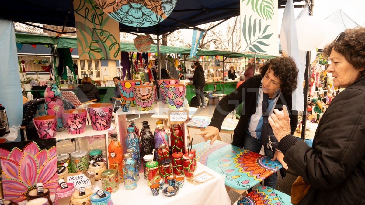 Desde sahumerios, hasta ropa y elementos para el hogar, se desplegaron sobre la avenida. Desde sahumerios, hasta ropa y elementos para el hogar, se desplegaron sobre la avenida.