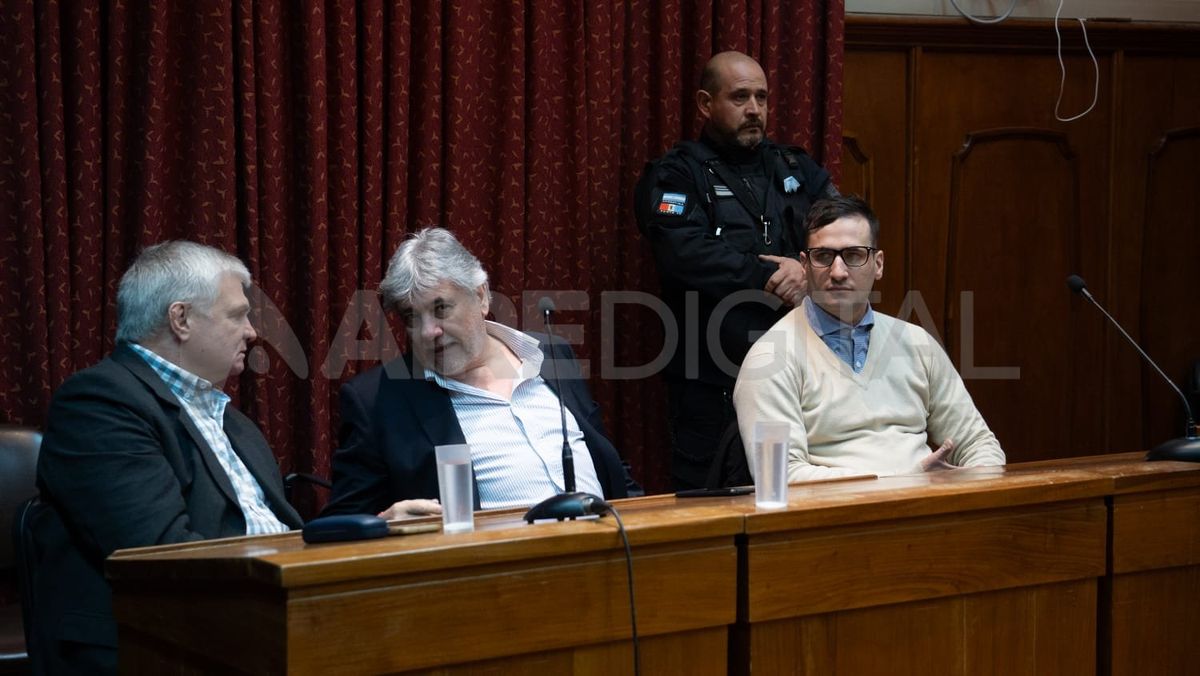 Spies junto a los abogados defensores, Julián Sain y Marcos Barceló Spies junto a los abogados defensores, Julián Sain y Marcos Barceló