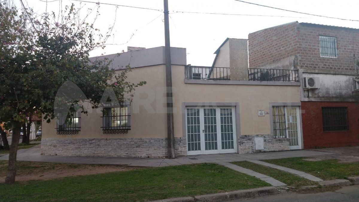 Robo en el barrio María Selva: entraron por la terraza de una casa donde funciona un laboratorio de análisis clínicos.