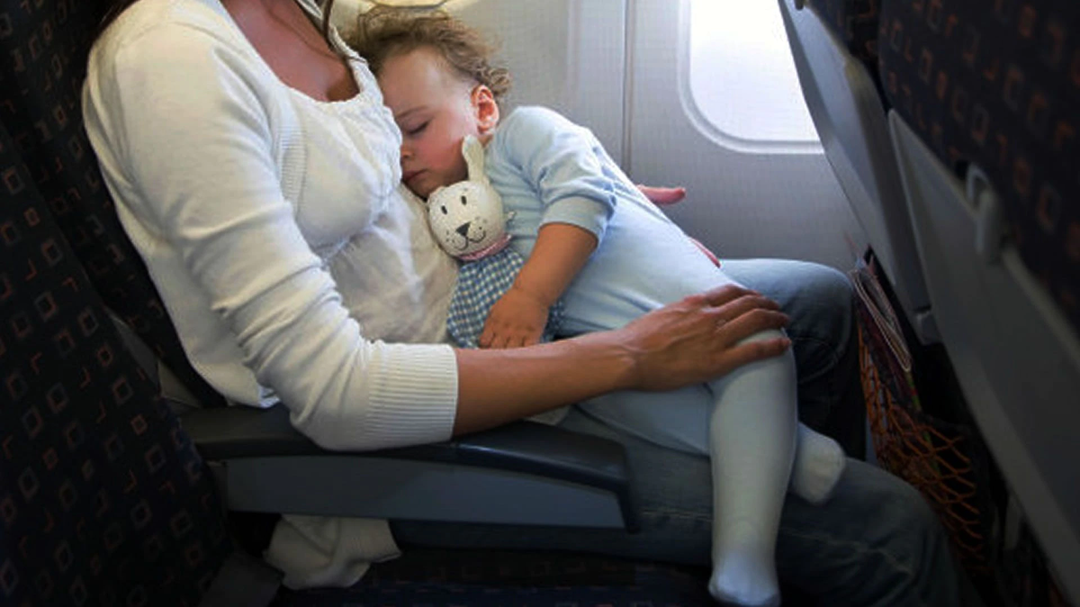 Indignados con la aerolínea, el resto de los pasajeros ayudaron a un matrimonio a viajar con su beba. 