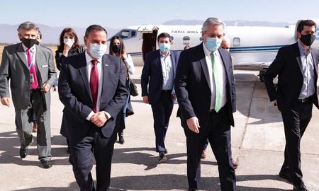 La noticia de que Martín Insaurralde tiene coronavirus impactó rápidamente en la comitiva presidencial que se encontraba en ese momento en La Rioja y también en la gobernación bonaerense. La noticia de que Martín Insaurralde tiene coronavirus impactó rápidamente en la comitiva presidencial que se encontraba en ese momento en La Rioja y también en la gobernación bonaerense.