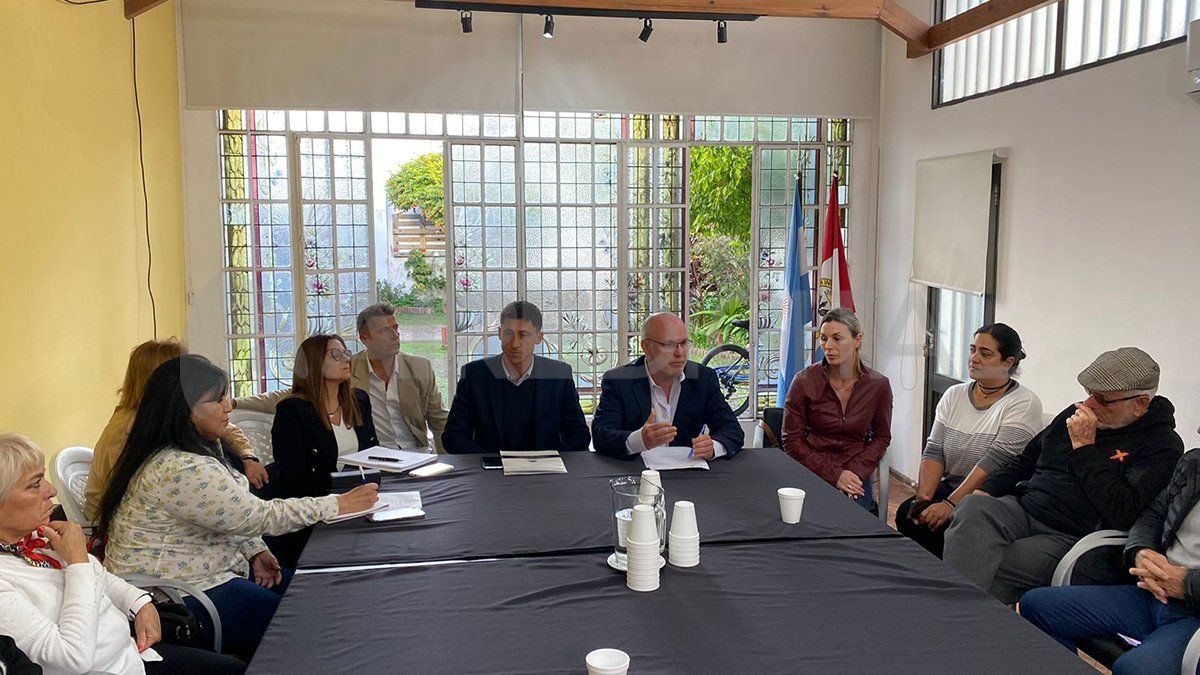 Este miércoles volvieron a reunirse los vecinos y comerciantes santotomesinos con el defensor del pueblo, Jorge Henn, el senador por el departamento La Capital, Julio “Paco” Garibaldi, y autoridades de Santa Fe y Santo Tomé. Este miércoles volvieron a reunirse los vecinos y comerciantes santotomesinos con el defensor del pueblo, Jorge Henn, el senador por el departamento La Capital, Julio “Paco” Garibaldi, y autoridades de Santa Fe y Santo Tomé.