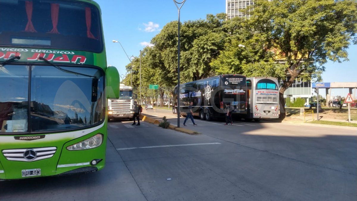 Los usuarios compran los boletos en la terminal y luego son trasladados hacia un punto fuera de la estación donde deben esperar el vehículo.