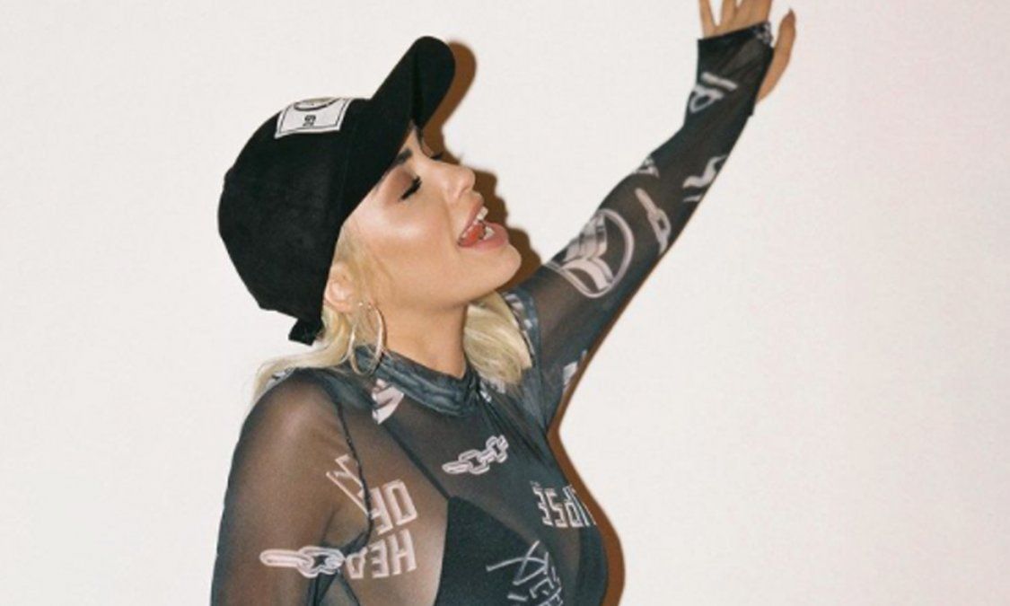 Las impactantes imágenes de su increíble vestuario para la noche en la ciudad española sin duda se volvieron tendencia en la red.