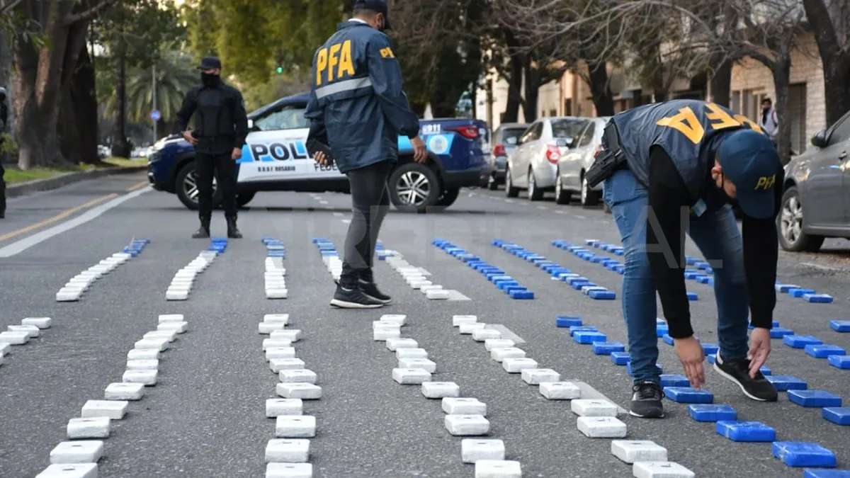 El cargamento secuestrado en Villa Constitución fue luego contabilizado en una calle en Rosario en un procedimiento impactante. 