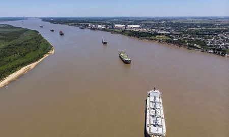 La bajante del río Paraná, en especial en el tramo que va desde Rosario hasta su desembocadura, generó pérdidas de US$ 620 millones en exportaciones de harina y aceite de soja debido a complicaciones logísticas y una caída de los precios. La bajante del río Paraná, en especial en el tramo que va desde Rosario hasta su desembocadura, generó pérdidas de US$ 620 millones en exportaciones de harina y aceite de soja debido a complicaciones logísticas y una caída de los precios.