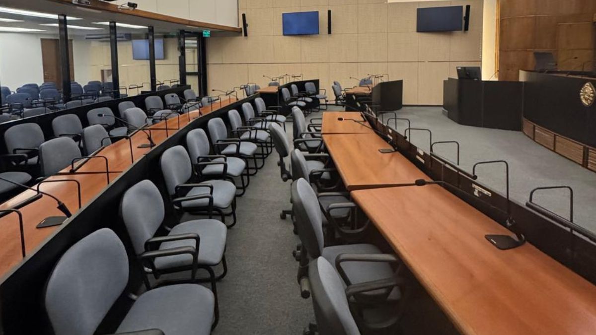 Los trabajos incluyeron la reparaci&oacute;n de los pisos t&eacute;cnicos originales, que presentaban da&ntilde;os por humedad ascendente, y la restauraci&oacute;n integral de los cielorrasos abovedados, afectados por filtraciones de origen exterior.