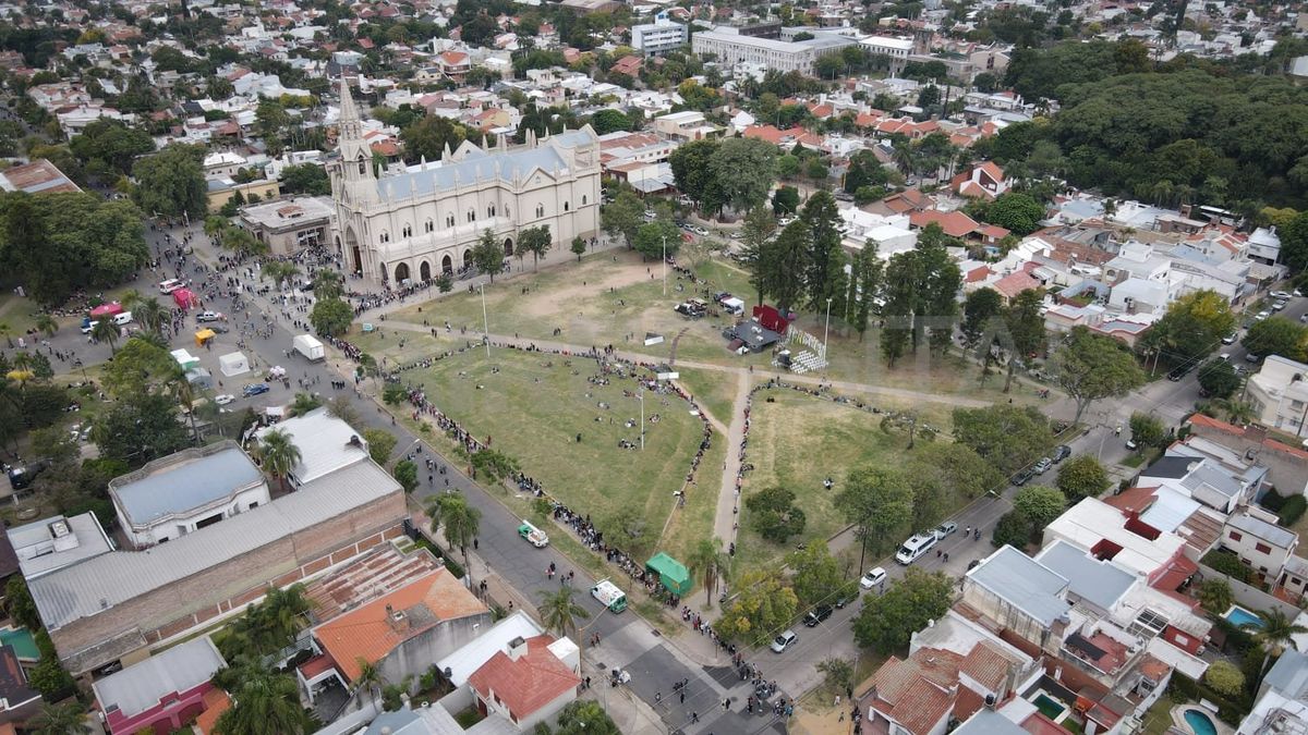 Se formaron largas filas para ver a la Virgen de Guadalupe en el camarín.