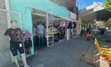 En el negocio se encontraban mochilas recién compradas. En el negocio se encontraban mochilas recién compradas.