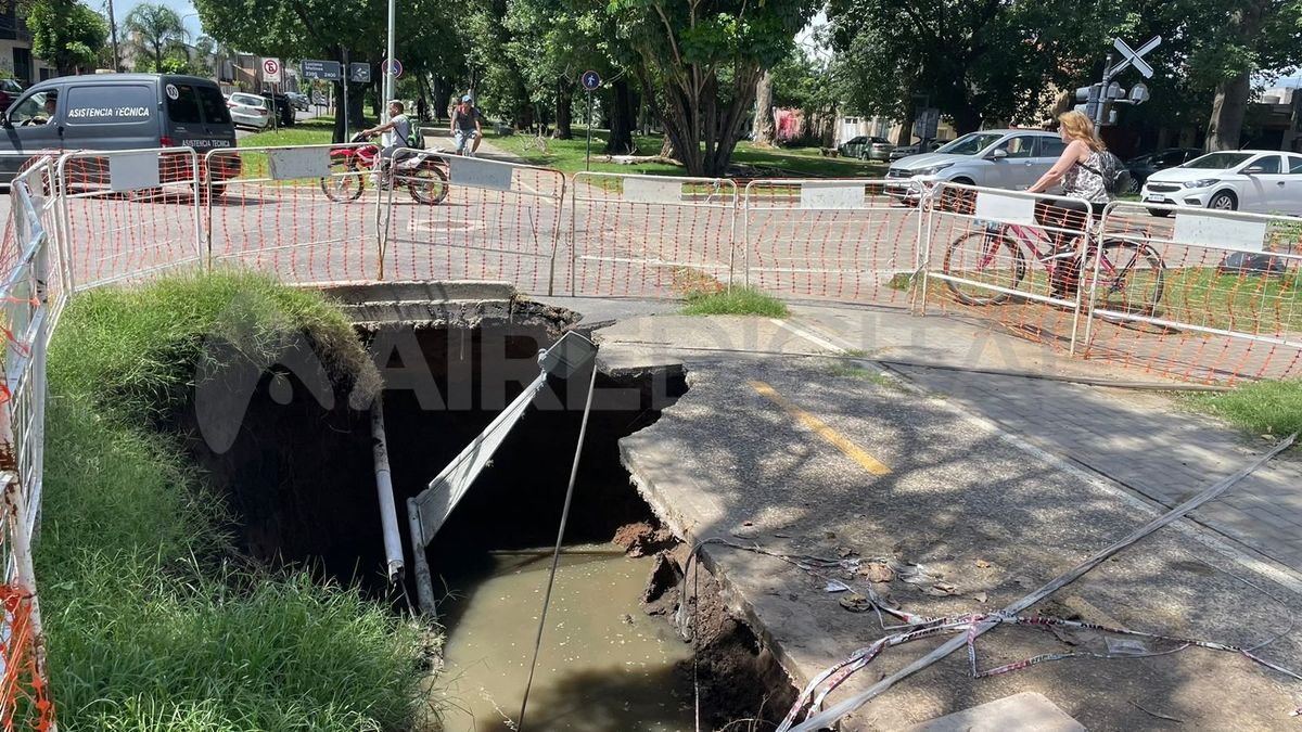 Los peatones y ciclistas transitan la zona rodeando el socavón. Los peatones y ciclistas transitan la zona rodeando el socavón.
