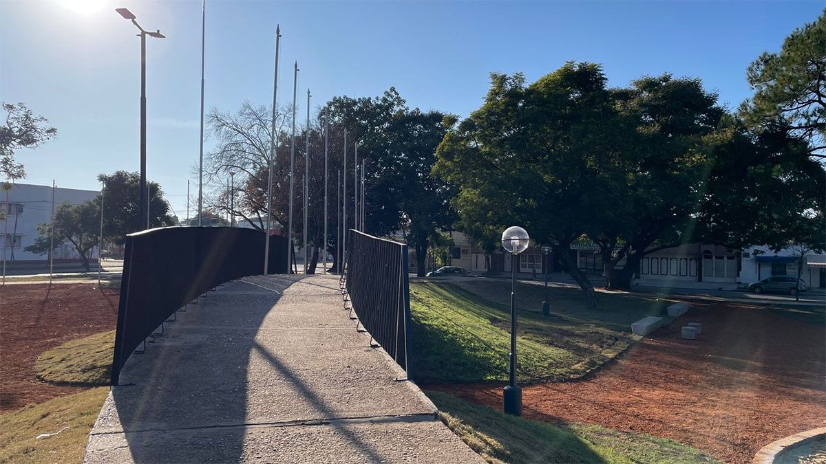 Se restauraron y refaccionaron los mástiles y el puente peatonal de la plaza.