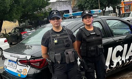 Las suboficiales Noelia Ascona y María Kaufmann fueron las que intervinieron rápidamente para salvarle la vida a una beba de un año y medio. Las suboficiales Noelia Ascona y María Kaufmann fueron las que intervinieron rápidamente para salvarle la vida a una beba de un año y medio.