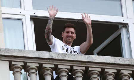 Messi saludó a los fanáticos desde el balcón de su habitación en el hotel Royal Monceua. Messi saludó a los fanáticos desde el balcón de su habitación en el hotel Royal Monceua.