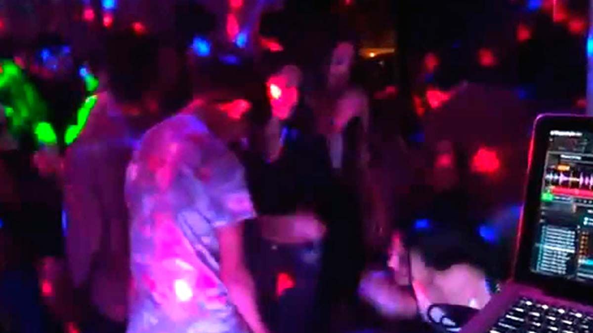 La policía desbarató y notificó a los organizadores de dos reuniones sociales en las que intervinieron durante esta madrugada. En una había más de 60 personas y comenzaron a escapar cuando llegaron los patrulleros.