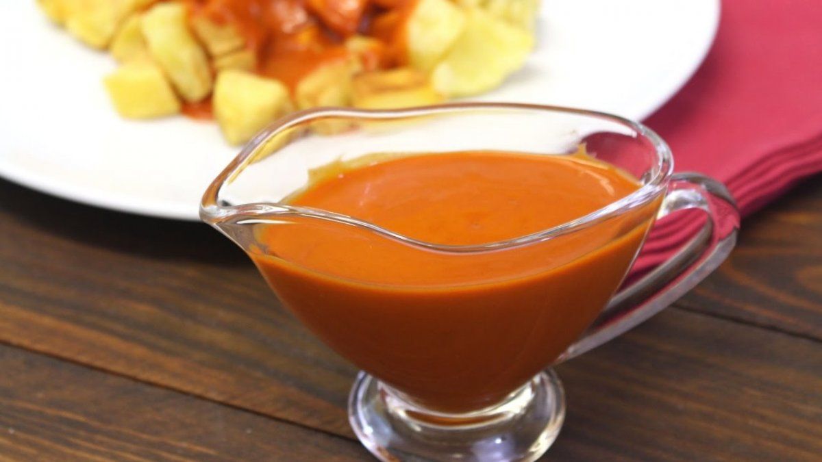 El bocadillo de calamares y las papas bravas son dos clásicos fácilmente asociados a Madrid.