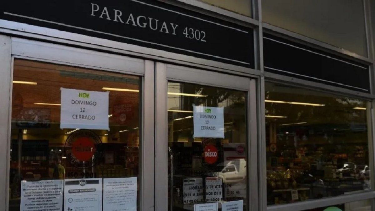 La sucursal est&aacute; cerrada y hay carteles que lo informan en la entrada
