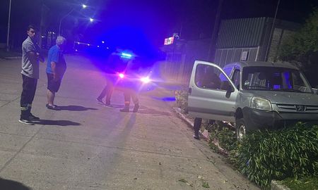 La camioneta terminó sobre el cantero tras la descompensación del conductor en Sauce Viejo.
