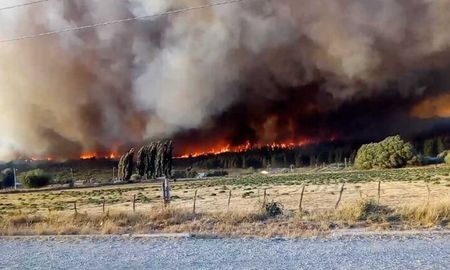 Las provincias de Río Negro y Chubut mantenían hoy focos de incendios forestales activos Las provincias de Río Negro y Chubut mantenían hoy focos de incendios forestales activos
