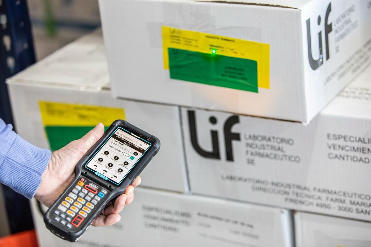 Los camiones salen desde el Parque Industrial de Funes hacia hospitales y centros de salud con módulos preparados para abastecer a la red pública. El sistema concentra la recepción, almacenamiento y preparación de envíos para 50 farmacias hospitalarias y droguerías que distribuyen medicamentos e insumos a más de 700 efectores santafesinos.