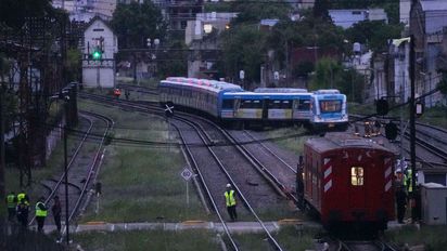 Descarrilaron tres vagones de una formación del Tren Sarmiento a la altura de Liniers: al menos 20 heridos