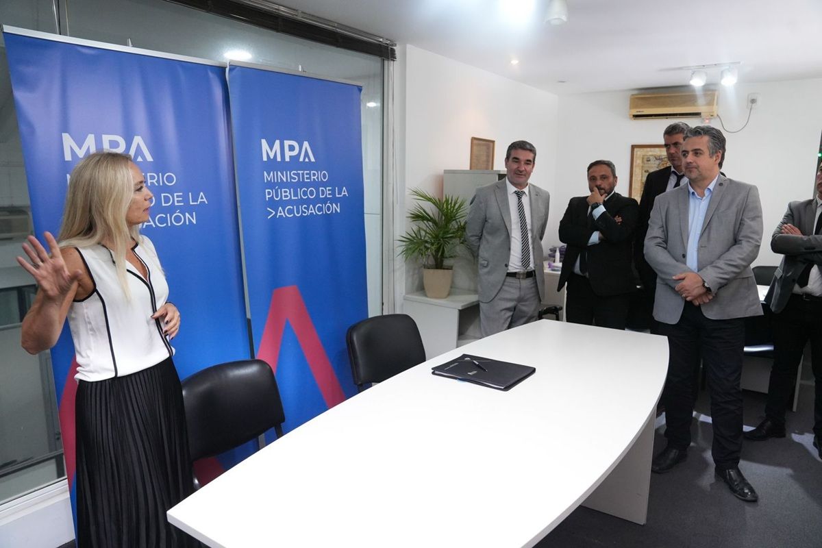 El acuerdo fue rubricado por el ministro de Seguridad de Santa Fe Pablo Cococcioni y la fiscal general del MPA María Cecilia Vranicich. El acuerdo fue rubricado por el ministro de Seguridad de Santa Fe Pablo Cococcioni y la fiscal general del MPA María Cecilia Vranicich.