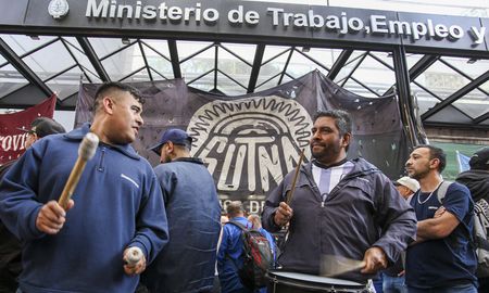 El paro se inició con el ingreso del turno noche del lunes hasta el ingreso del turno mañana de este martes. El paro se inició con el ingreso del turno noche del lunes hasta el ingreso del turno mañana de este martes.