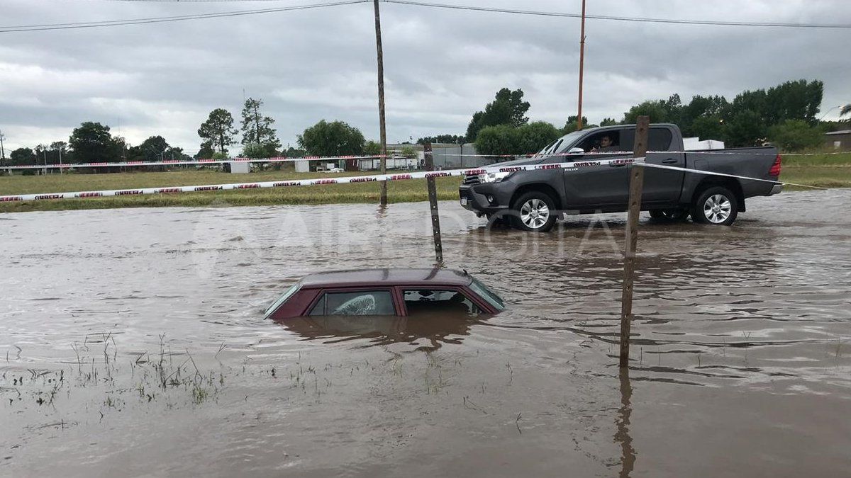 Un auto cayó a un zanjón durante la tormenta y su conductor tuvo que ser rescatado