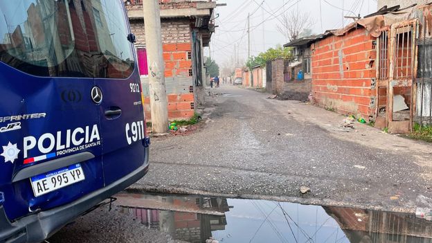 No hay muchos antecedentes en la historia reciente de Rosario de que un grupo dedicado al narcotráfico decida enfrentarse a la policía, menos a agentes de la fuerza federal. No hay muchos antecedentes en la historia reciente de Rosario de que un grupo dedicado al narcotráfico decida enfrentarse a la policía, menos a agentes de la fuerza federal.