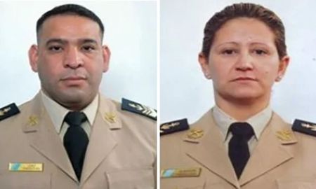 Los peritos de Policía Científica fueron convocados al lugar y allí establecieron que el hombre atacó a balazos a su esposa y luego se quitó la vida de un disparo en la cabeza. Los peritos de Policía Científica fueron convocados al lugar y allí establecieron que el hombre atacó a balazos a su esposa y luego se quitó la vida de un disparo en la cabeza.