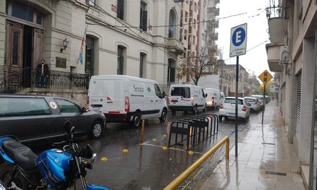 Unos 150 empleados de empresas funerarias se concentraron en la puerta del Ministerio de Salud de Santa Fe. Unos 150 empleados de empresas funerarias se concentraron en la puerta del Ministerio de Salud de Santa Fe.
