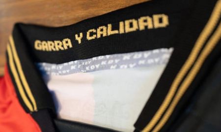 Se conocieron los detalles de la nueva camiseta de Colón por los 120 años. Se conocieron los detalles de la nueva camiseta de Colón por los 120 años.
