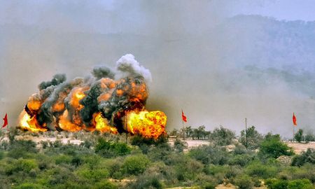 El ejército de la India bombardeó nueve supuestas bases terroristas ubicadas en Pakistán y en la región de Cachemira bajo control del gobierno de Islamabad. El ejército de la India bombardeó nueve supuestas bases terroristas ubicadas en Pakistán y en la región de Cachemira bajo control del gobierno de Islamabad.