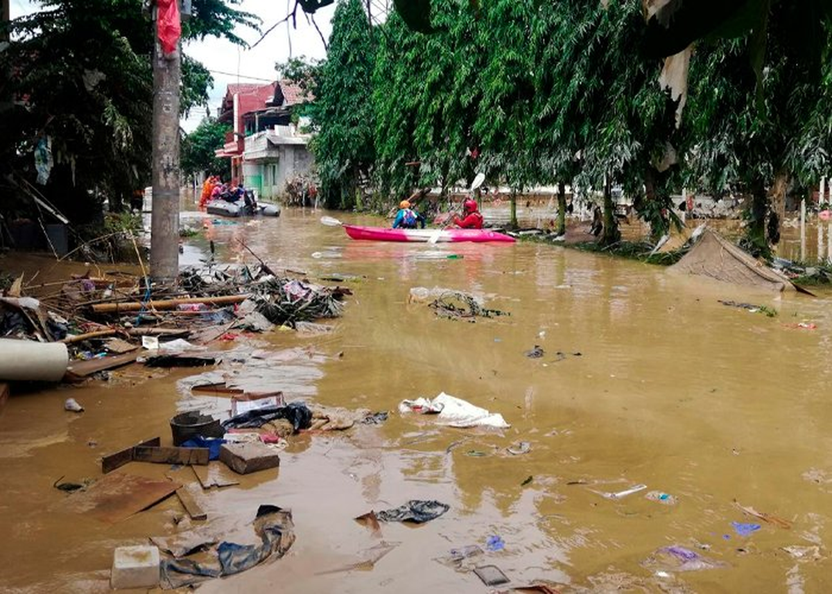 Al menos 43 personas fallecieron y 17 permanecen desaparecidas debido a las inundaciones y flujos de lava fría de un volcán en la isla de Sumatra, en el oeste de Indonesia. Al menos 43 personas fallecieron y 17 permanecen desaparecidas debido a las inundaciones y flujos de lava fría de un volcán en la isla de Sumatra, en el oeste de Indonesia.