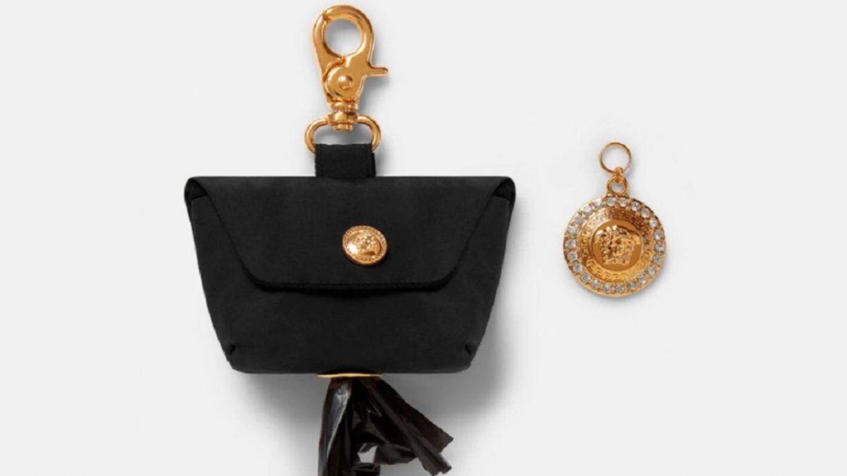 Versace creó una cartera para poner las bolsas con heces de mascotas.