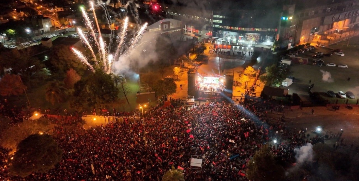 Los festejos de los hinchas de Colón en el estadio Brigadier López.